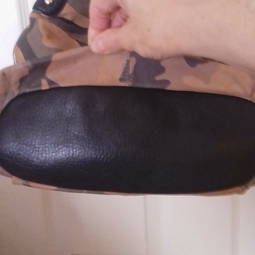 B. Makowsky Stylish Camouflage Shoulder Bag - Picture 5 of 7
